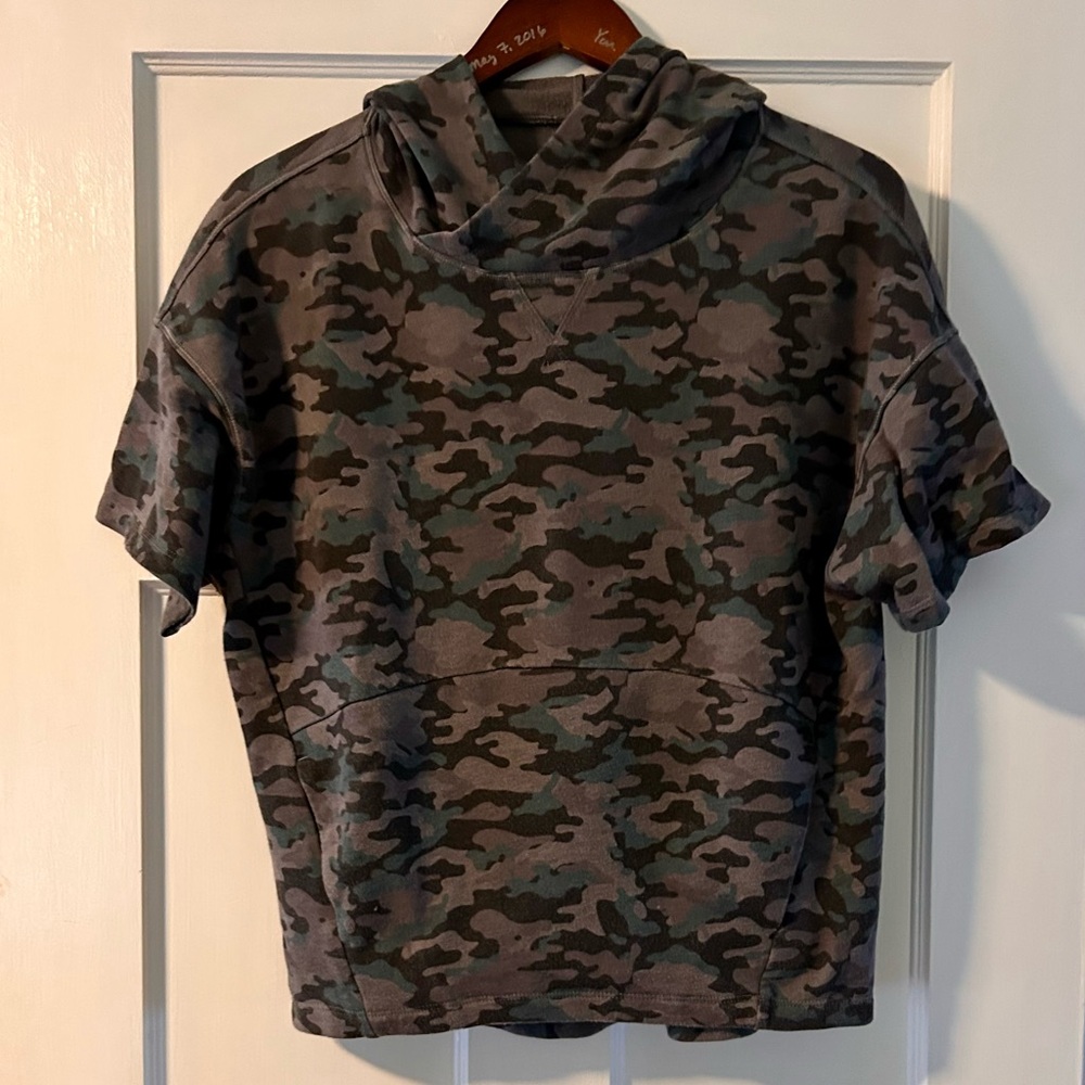 Fabletics Camouflage Short Sleeve Hoodie with Pockets
